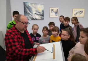 Pan Tomasz Olszewski maluje akwarelami w CKiS Wieża Ciśnień.